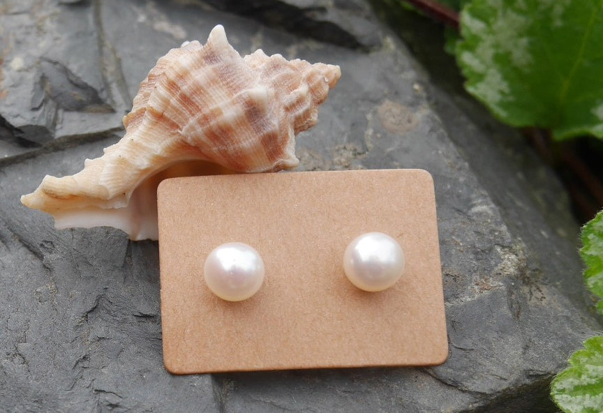 Něžné perlové náušnice pecky z chirurgické oceli