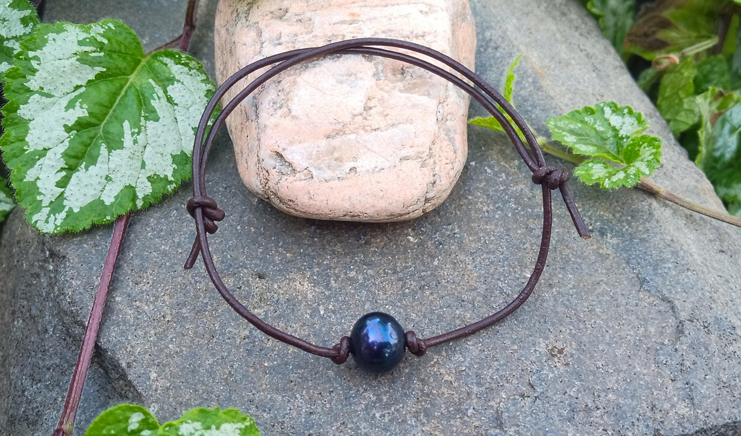 🌑 Noční perla: Kožený náramek s tmavou říční perlou