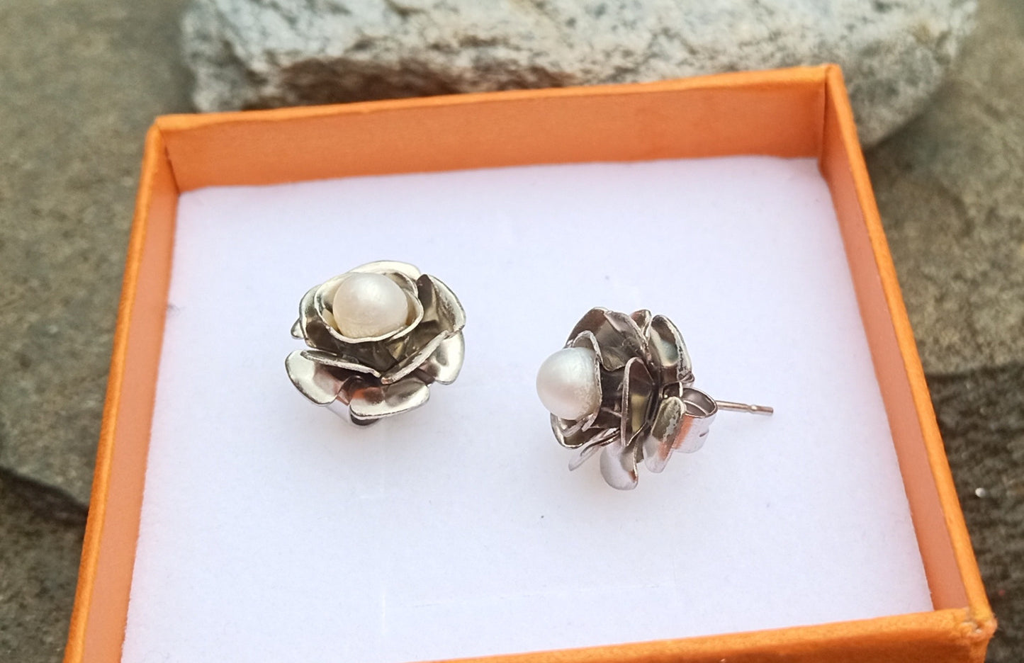 Elegantní náušnice pecky ve tvaru růže s bílou sladkovodní perlou