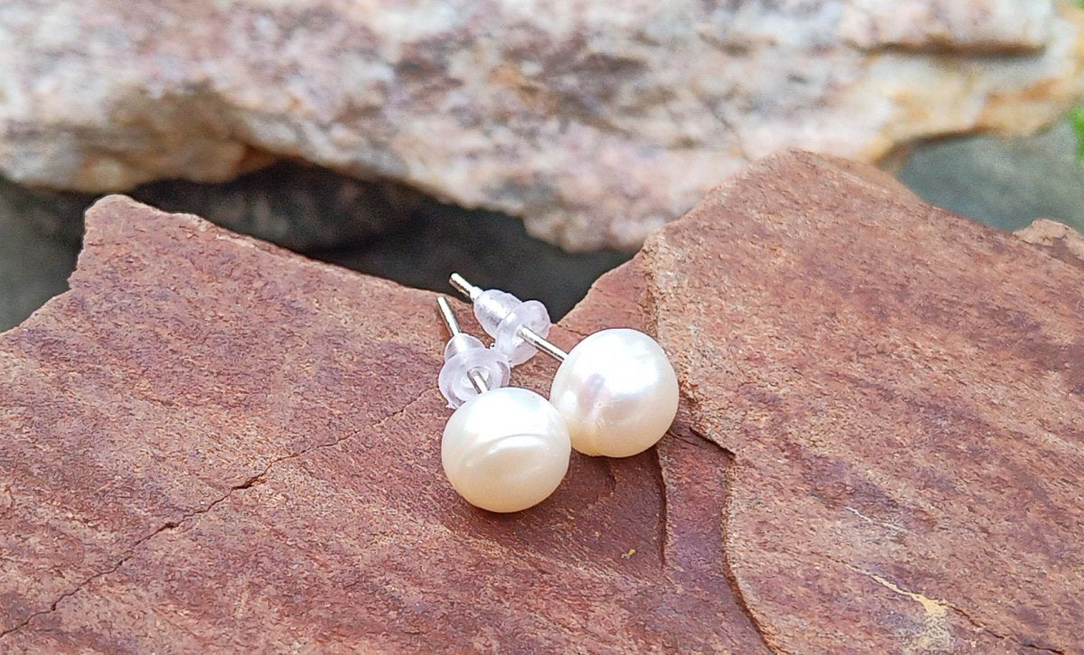 Klasické perlové náušnice „Pure Glow“ – Přírodní říční perly