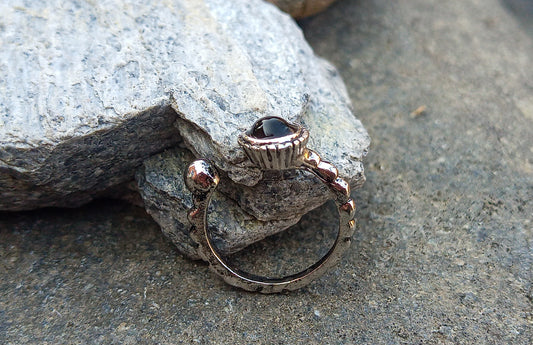 Prsten „Mystic Night“ s černým onyxem – Postříbřený design