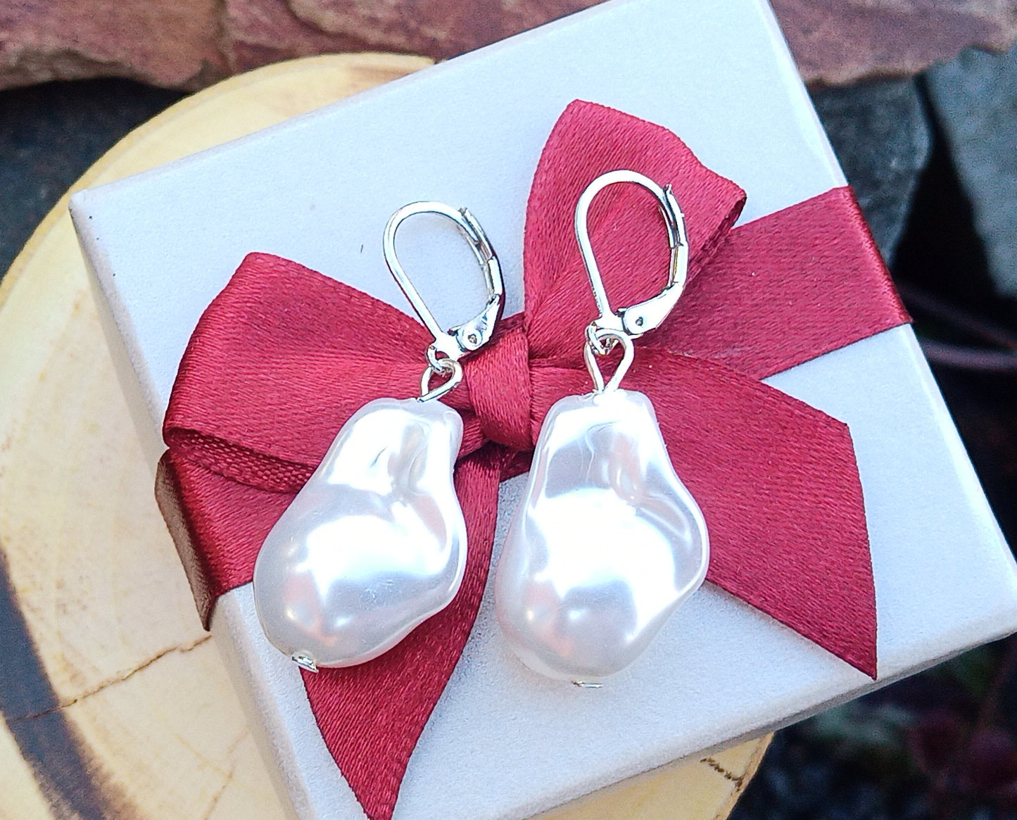 Elegantní náušnice s barokními perlami a perleťovým leskem