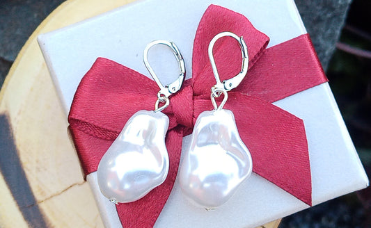 Elegantní náušnice s barokními perlami a perleťovým leskem