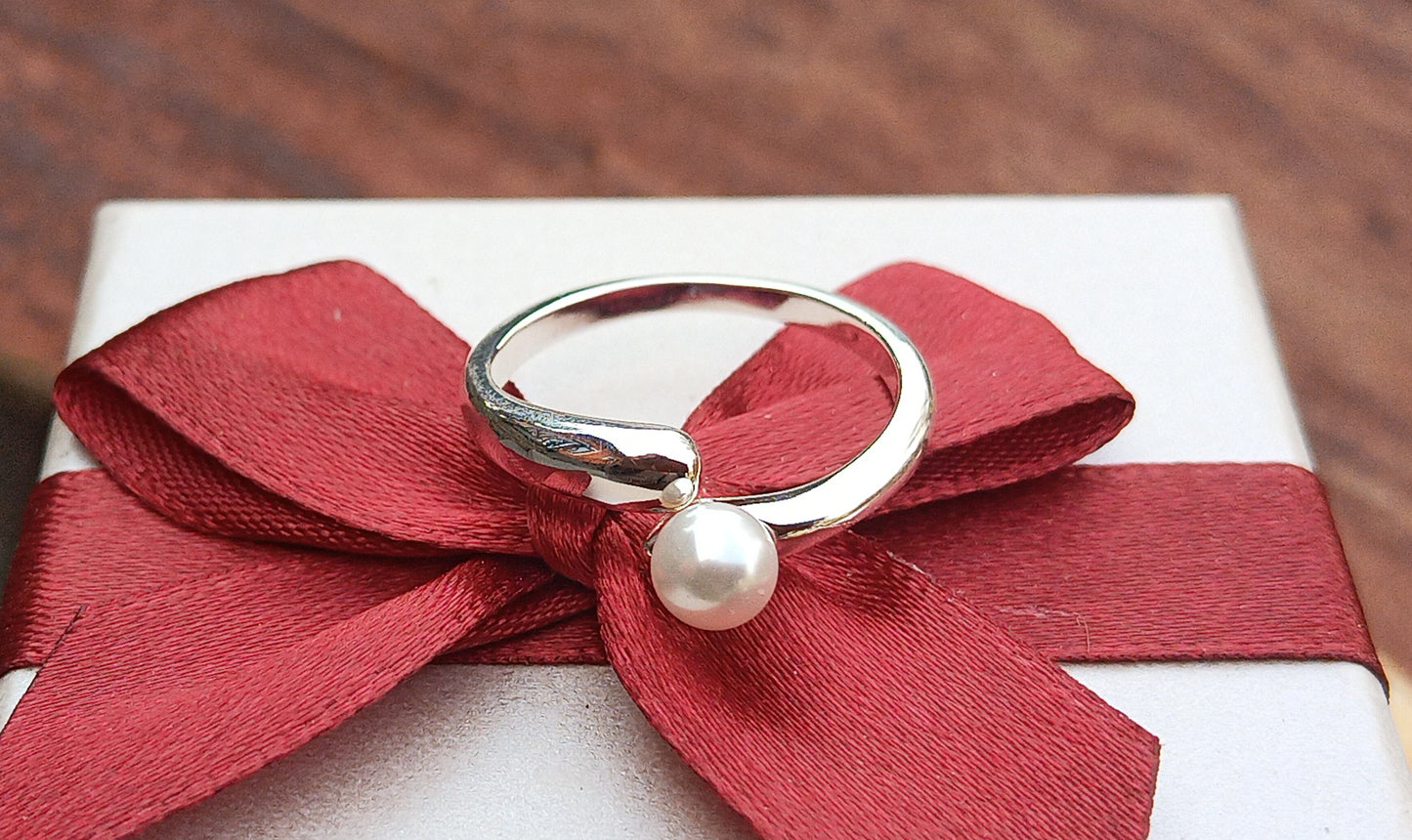 Postříbřený nastavitelný prsten s perlou (4 mm) – Minimalistický Wrap design