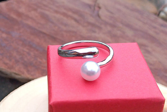 Postříbřený nastavitelný prsten s perlou (6 mm) – Minimalistický Wrap design