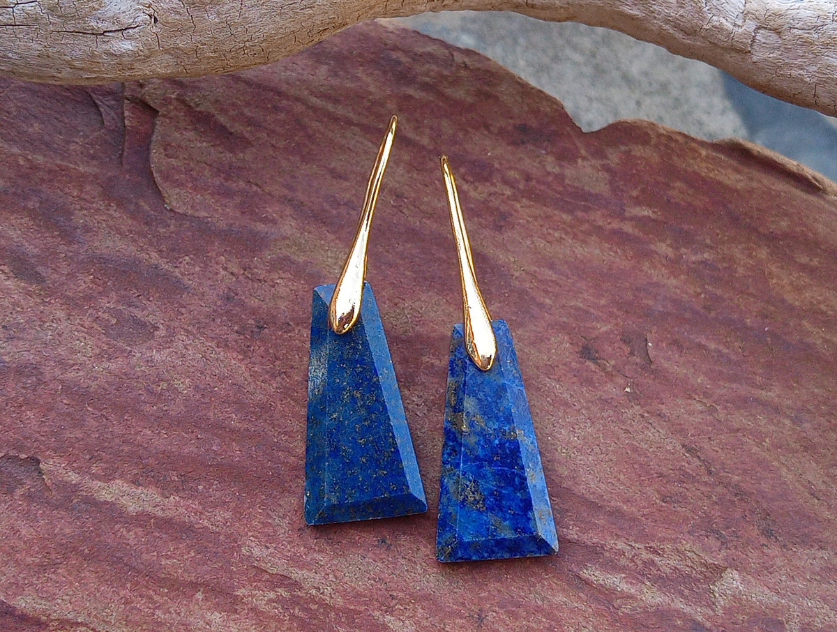 Pozlacené náušnice s přírodním lapis lazuli 25x13 mm | Geometrický tvar bez niklu