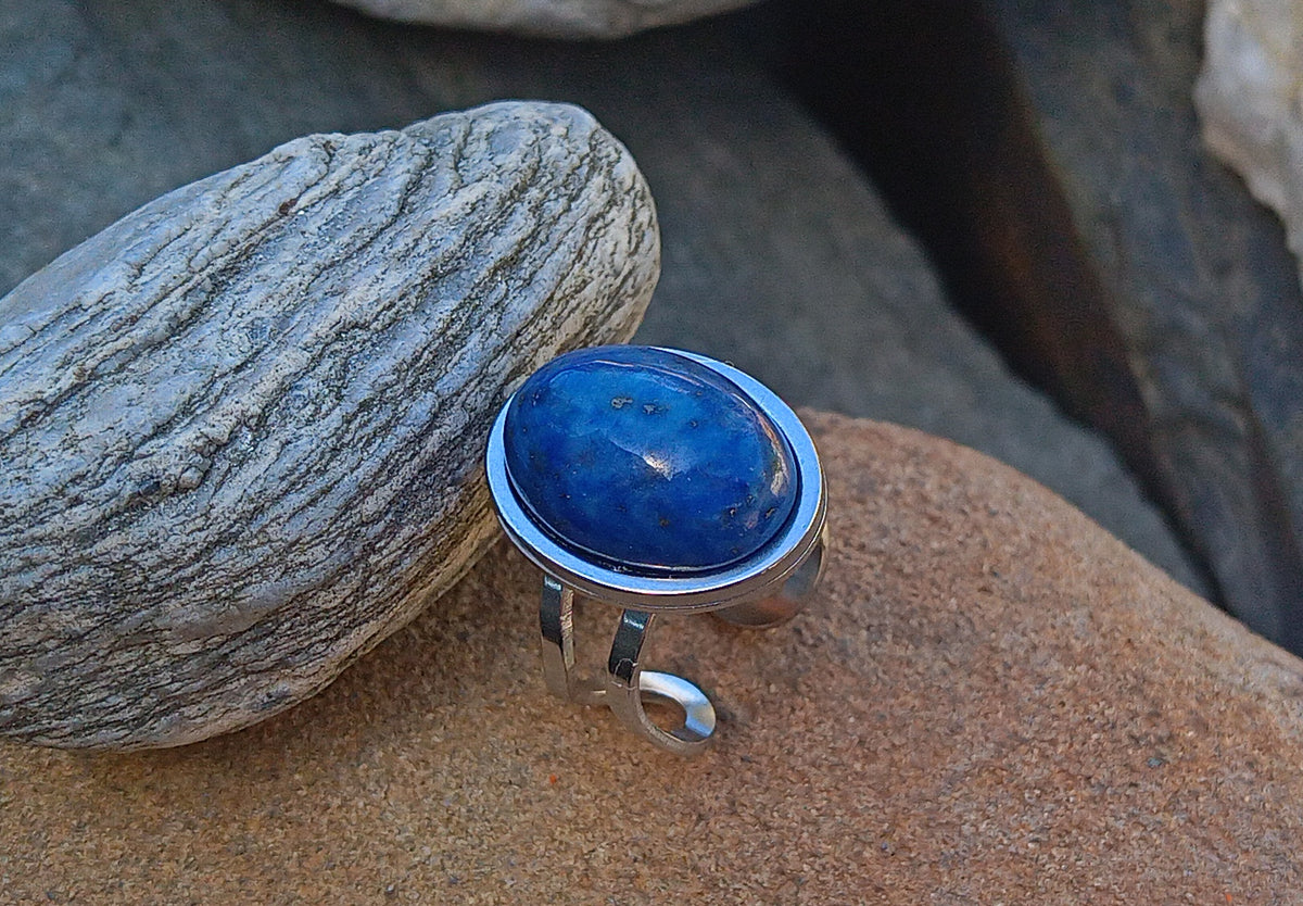 Masivní prsten s hlubokým lapis lazuli – kousek noční oblohy na vaší ruce.