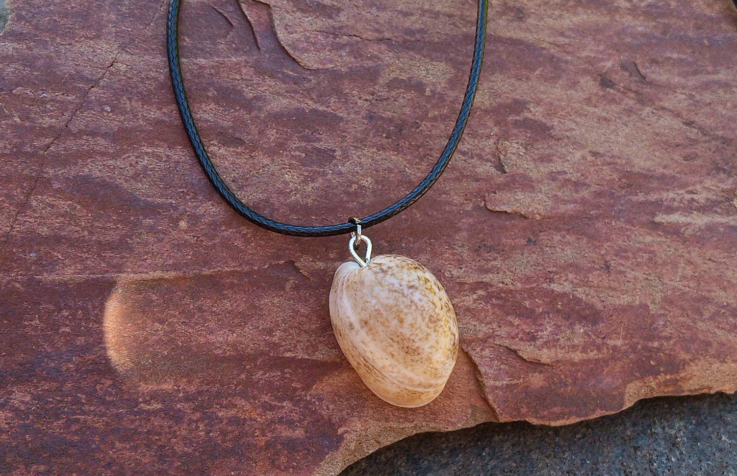 Minimalistický boho náhrdelník s pravou mořskou mušlí na voskované šňůrce (23x18 mm)