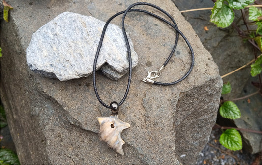 Přírodní boho náhrdelník s pravou mořskou mušlí na voskované šňůrce (37x23 mm)