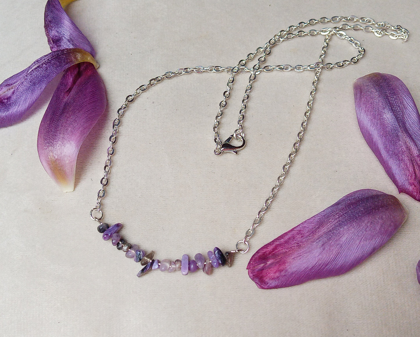 Náhrdelník s přírodním čaroitem v nerezové oceli