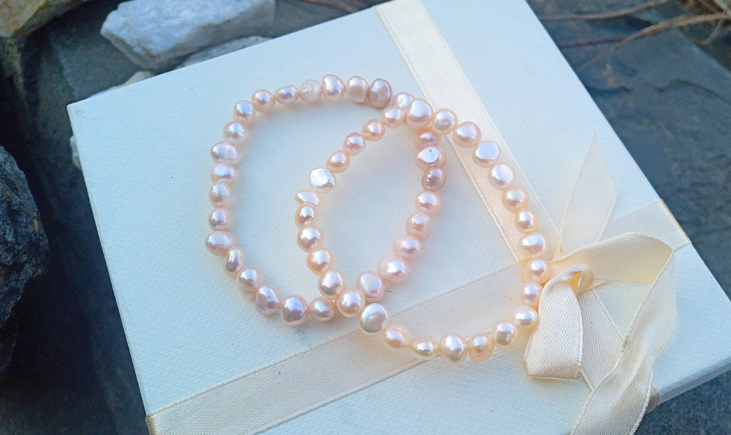 Jemný pružný náramek z pravých říčních perel ve světle lososové