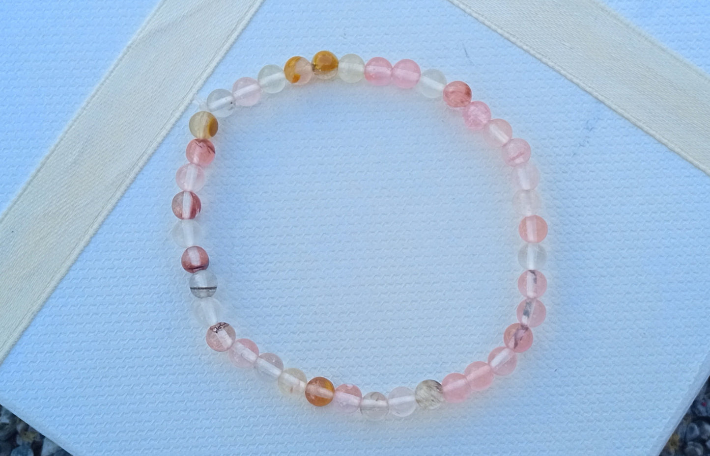 Něžný pružný náramek z třešňového křemene (3 mm)