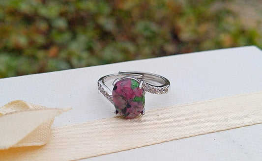 Rhodiovaný prsten s přírodním rubínem v zoisitu 8x10 mm a zirkony