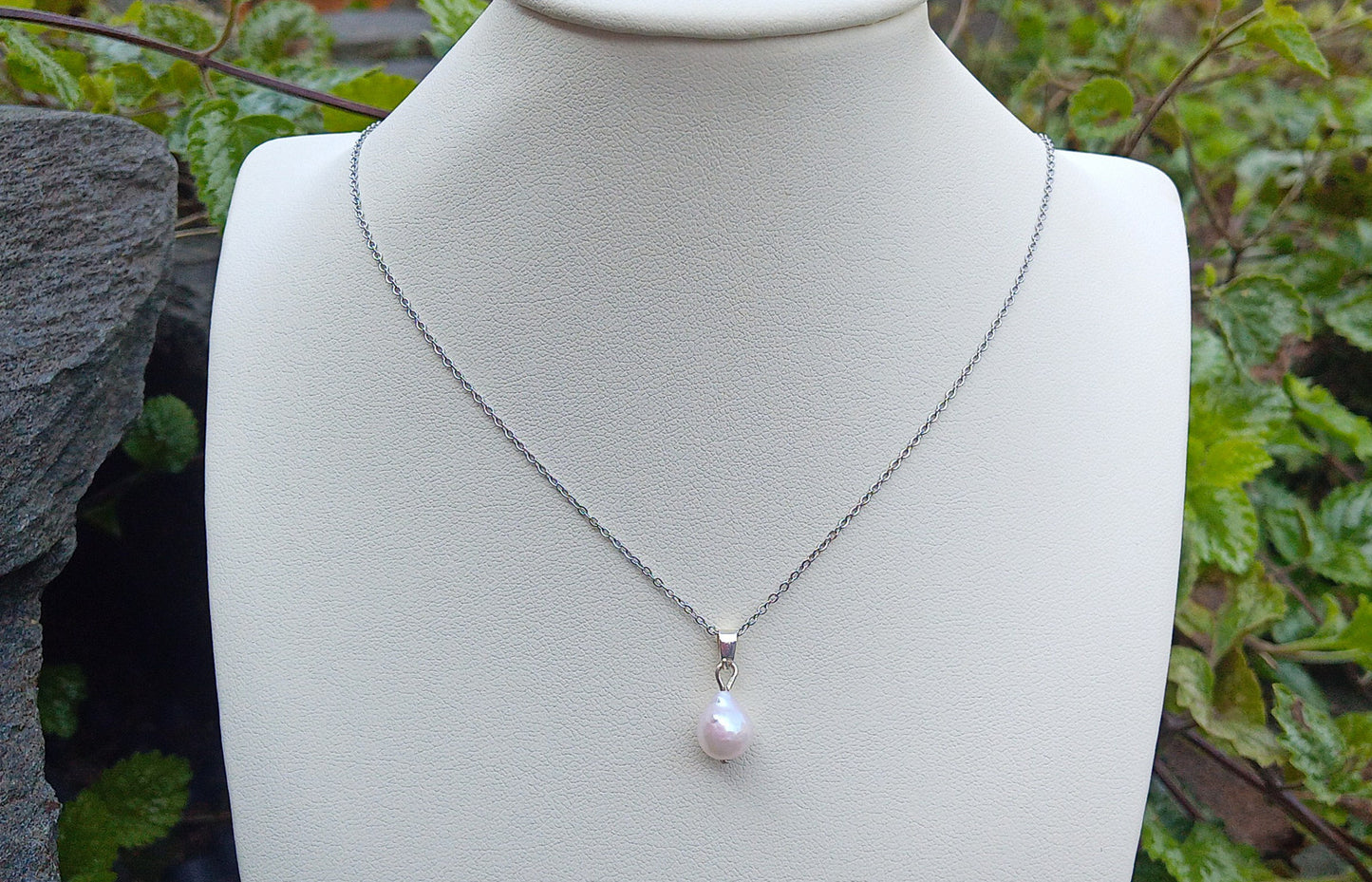 Neodolatelný náhrdelník s barokní perlou – ztělesnění elegance