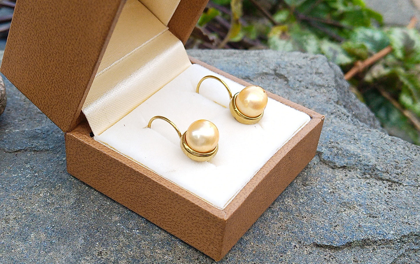 Zlatavé náušnice s jihomořskými perlami – Ztělesnění luxusu