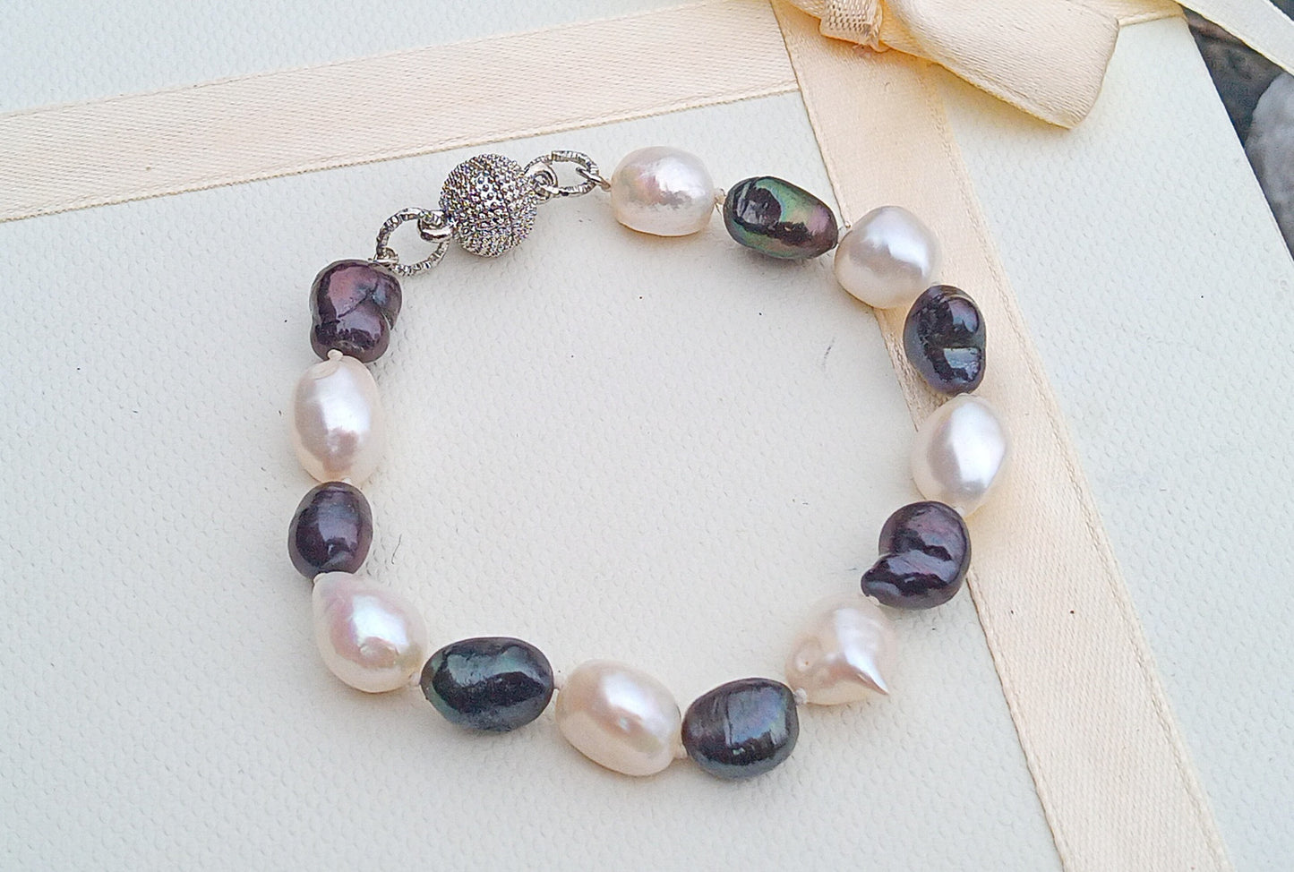 Elegance s nádechem luxusu: Náramek z pravých jihomořských perel