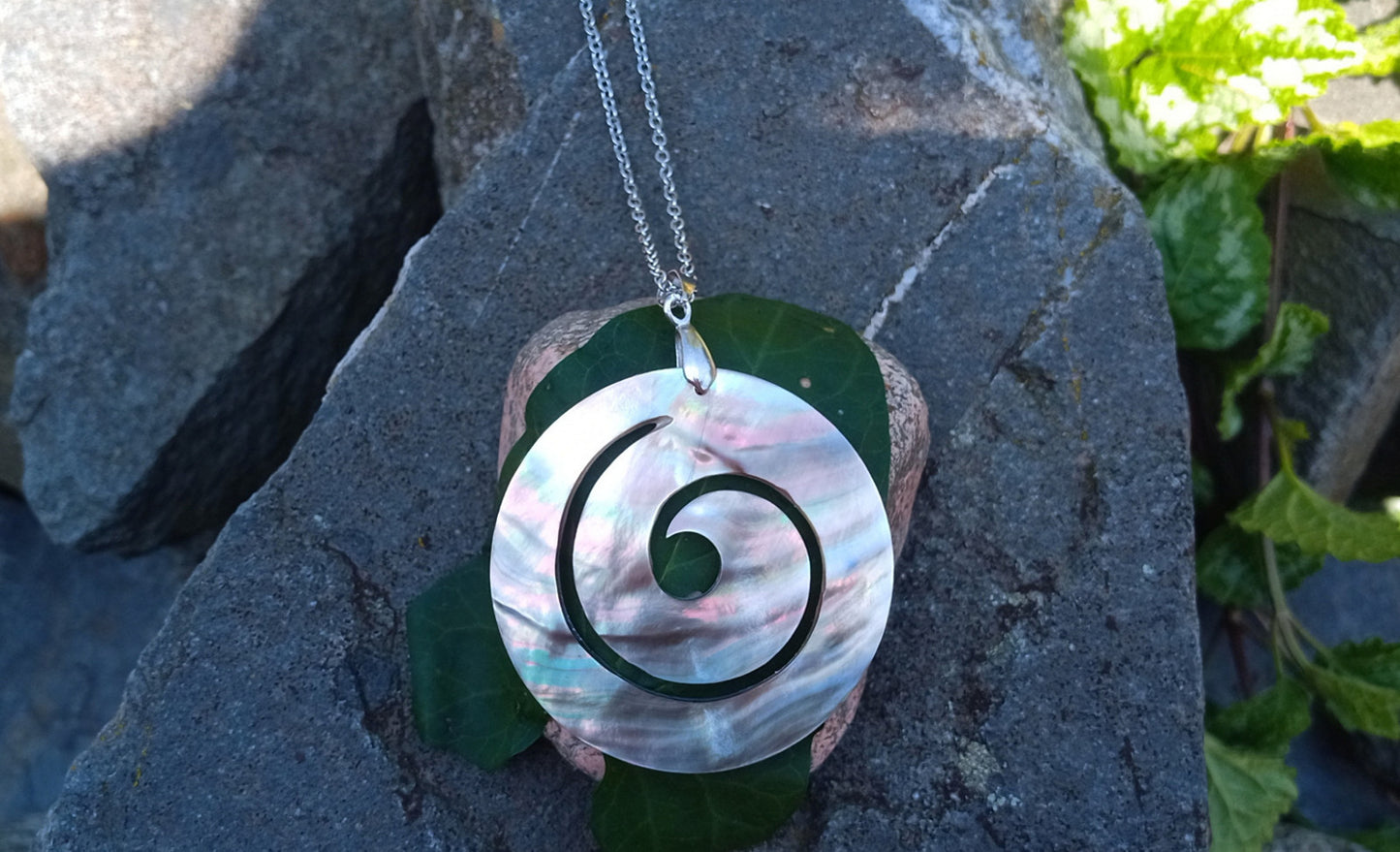 Spirála života: Elegantní náhrdelník z perleti Abalone