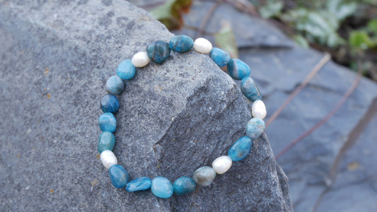 Mořská inspirace: Pružný náramek s apatitem a říčními perlami