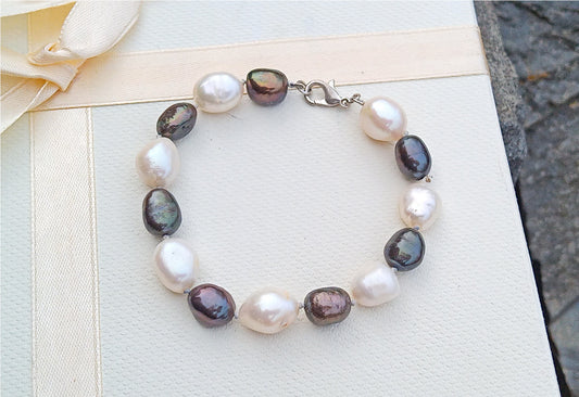 Kontrast elegance: Náramek z jihomořských perel a chirurgické oceli