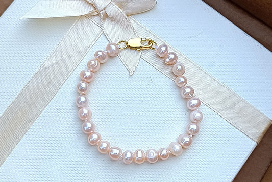 Romantický náramek z lososových perel s uzlíkovou vazbou