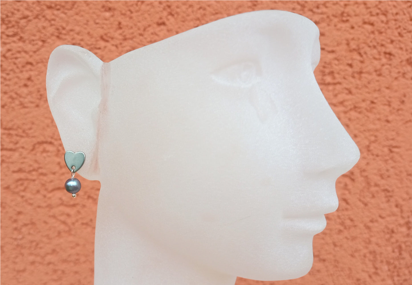 Náušnice s říčními perlami pod srdíčkem z chirurgické oceli