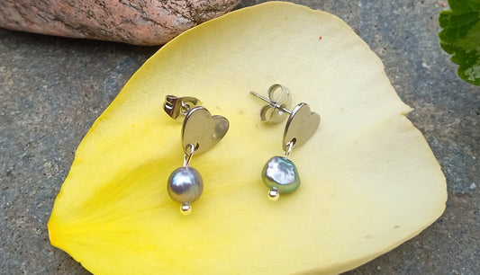 Náušnice s říčními perlami pod srdíčkem z chirurgické oceli