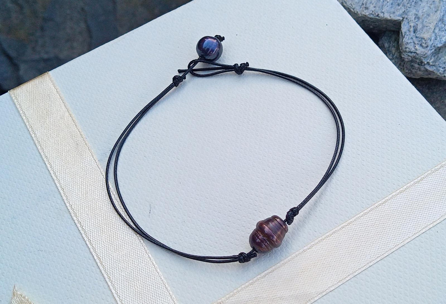 Perlový náramek "Midnight Pearl": Elegance v surovém stylu