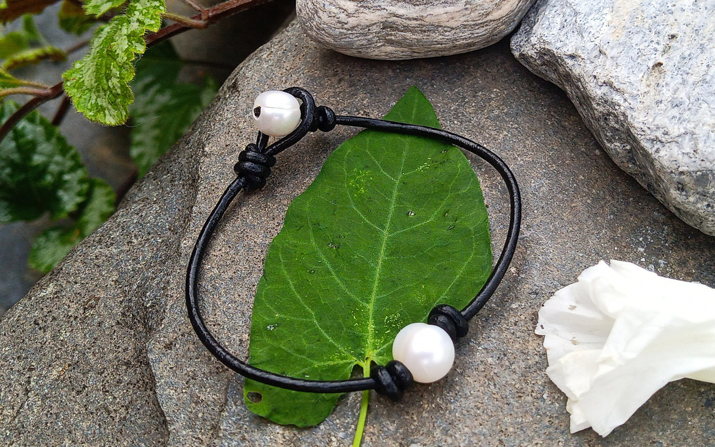 Kožený náramek „Dvě perly“ – Minimalistická elegance