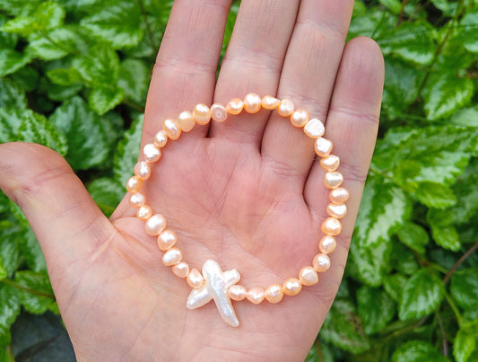 Elastický náramek z říčních perel s unikátní jihomořskou perlou