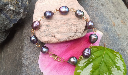 Půlnoční odlesky: Pozlacený náramek s tmavými říčními perlami