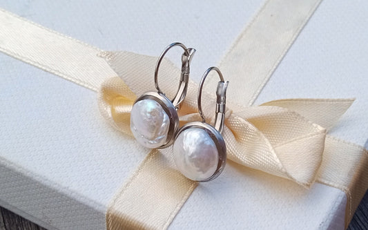 Okouzlující náušnice: Luxus pravých perel a odolnost oceli