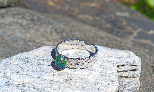 Ocelový prsten s etiopským opálem v texturovaném designu