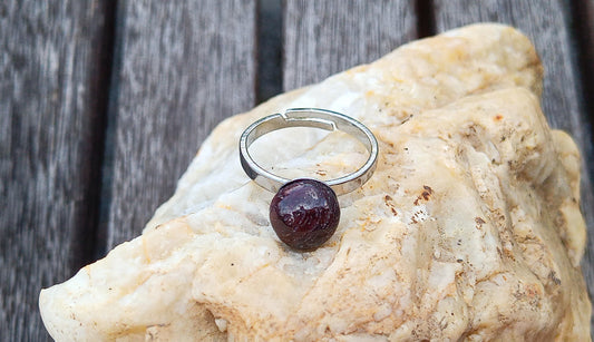 Prsten s přírodním granátem „Surová vášeň“ – Chirurgická ocel