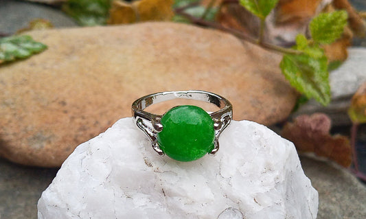 Svěží dotek přírody: Prsten s jadelitovým kabošonem