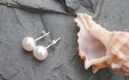 Něžné perlové náušnice pecky z chirurgické oceli