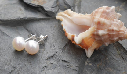 Něžné perlové náušnice pecky z chirurgické oceli