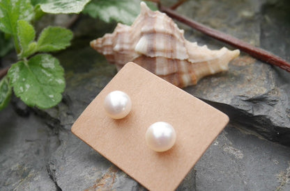 Něžné perlové náušnice pecky z chirurgické oceli