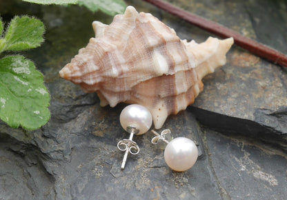 Něžné perlové náušnice pecky z chirurgické oceli