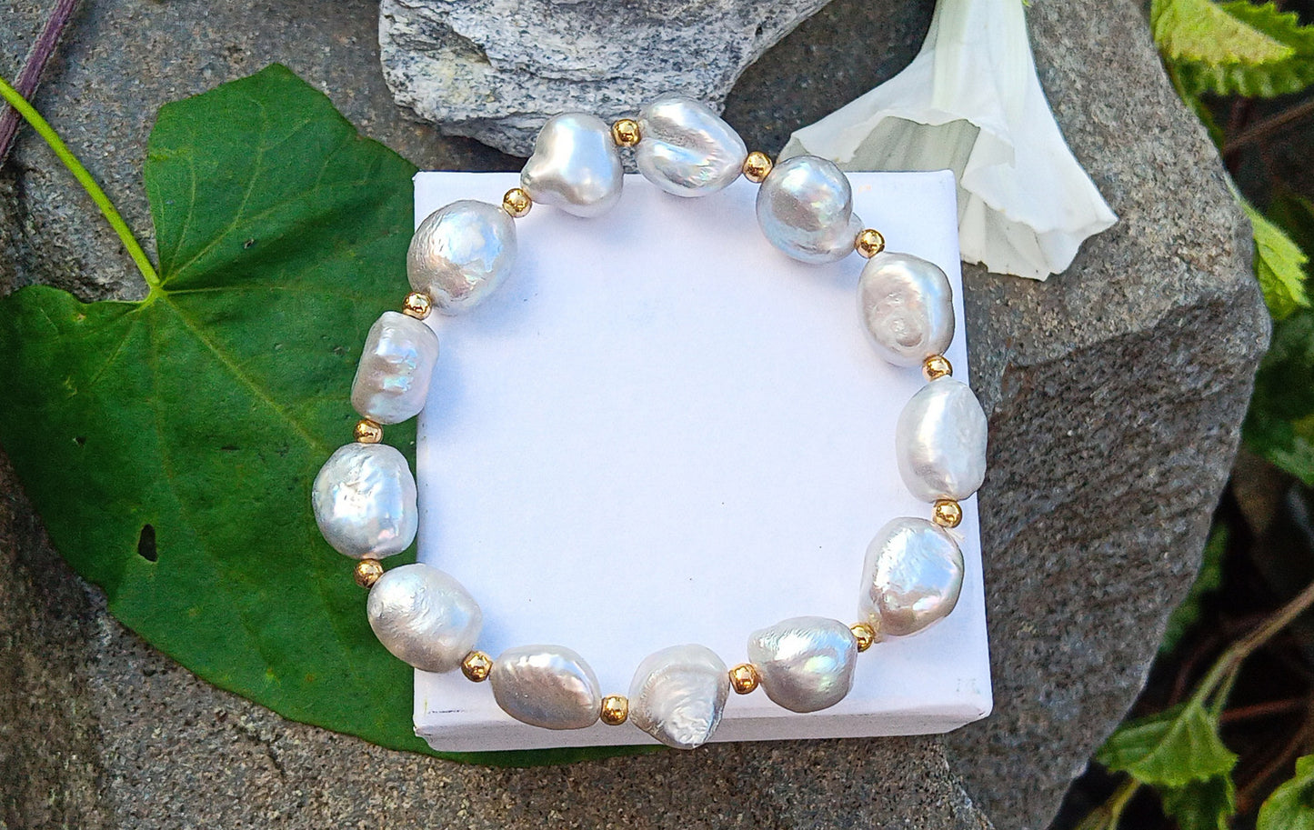 Pružný náramek z obřích šedých říčních perel