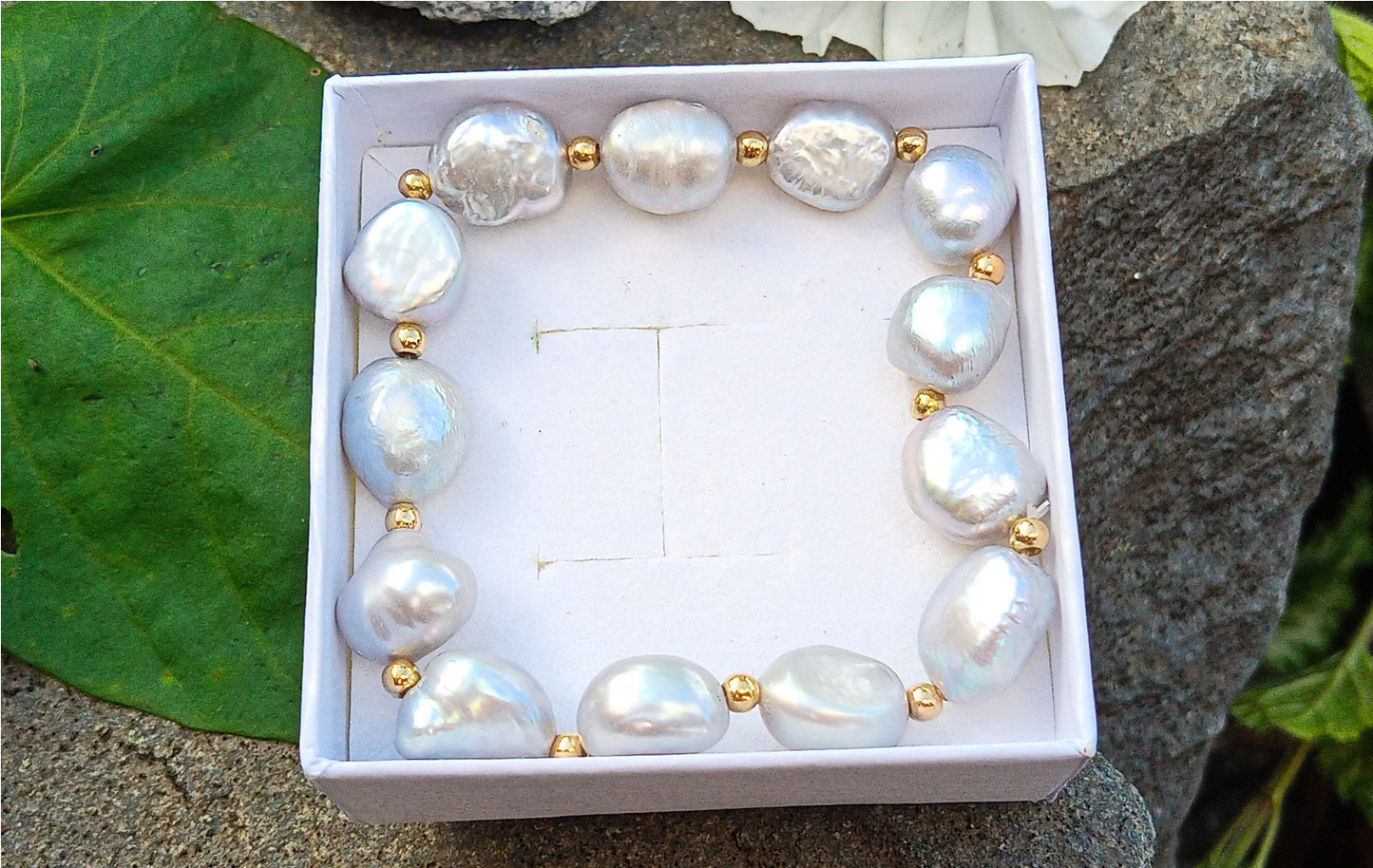 Pružný náramek z obřích šedých říčních perel