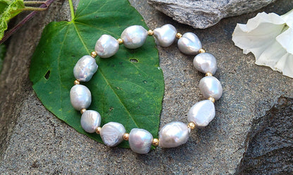 Pružný náramek z obřích šedých říčních perel