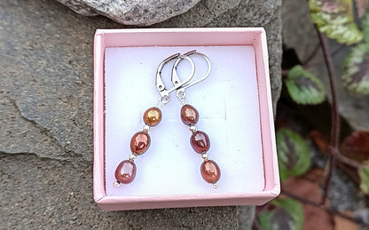 Elegantní visací náušnice z chirurgické oceli s hnědými říčními perlami