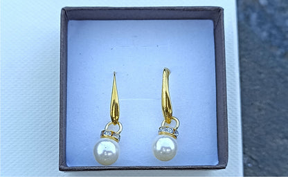 Elegantní perlové náušnice z shell perel 10 mm na pozlacených háčcích