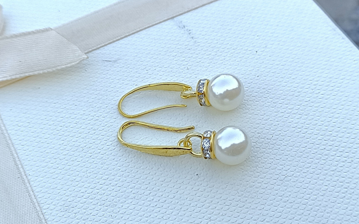 Elegantní perlové náušnice z shell perel 10 mm na pozlacených háčcích