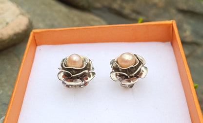 Elegantní náušnice pecky ve tvaru růže s růžovou sladkovodní perlou