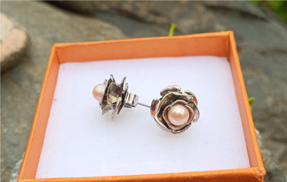 Elegantní náušnice pecky ve tvaru růže s růžovou sladkovodní perlou