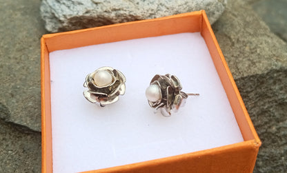 Elegantní náušnice pecky ve tvaru růže s bílou sladkovodní perlou