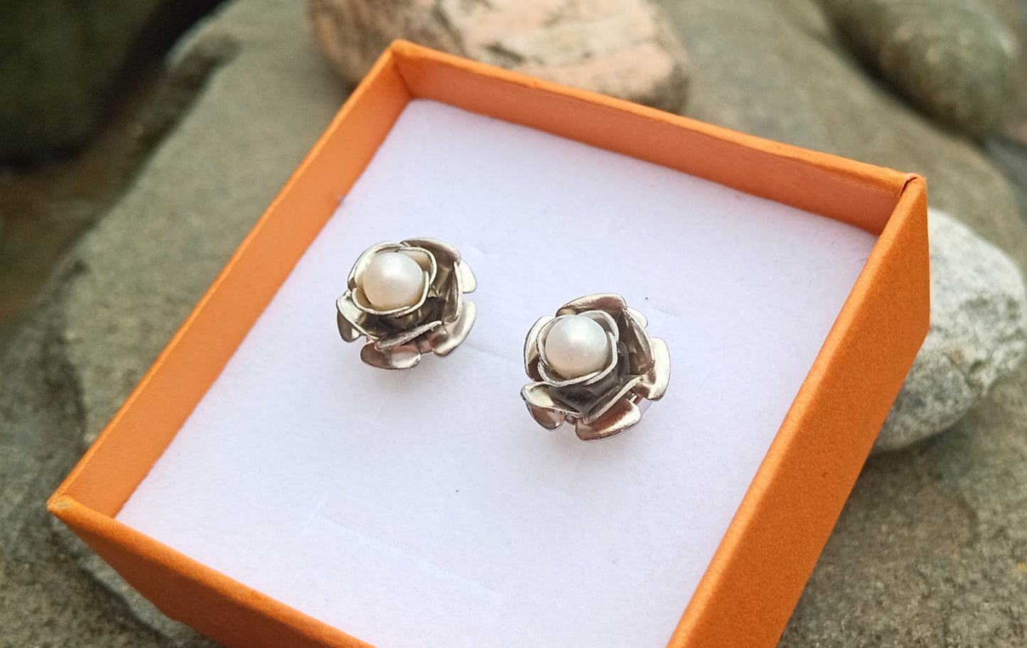 Elegantní náušnice pecky ve tvaru růže s bílou sladkovodní perlou