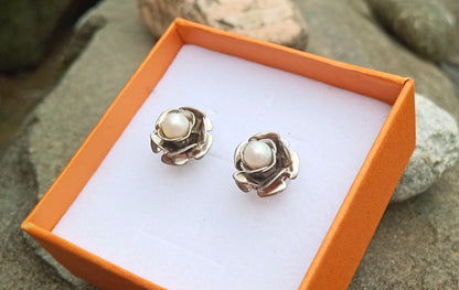 Elegantní náušnice pecky ve tvaru růže s bílou sladkovodní perlou