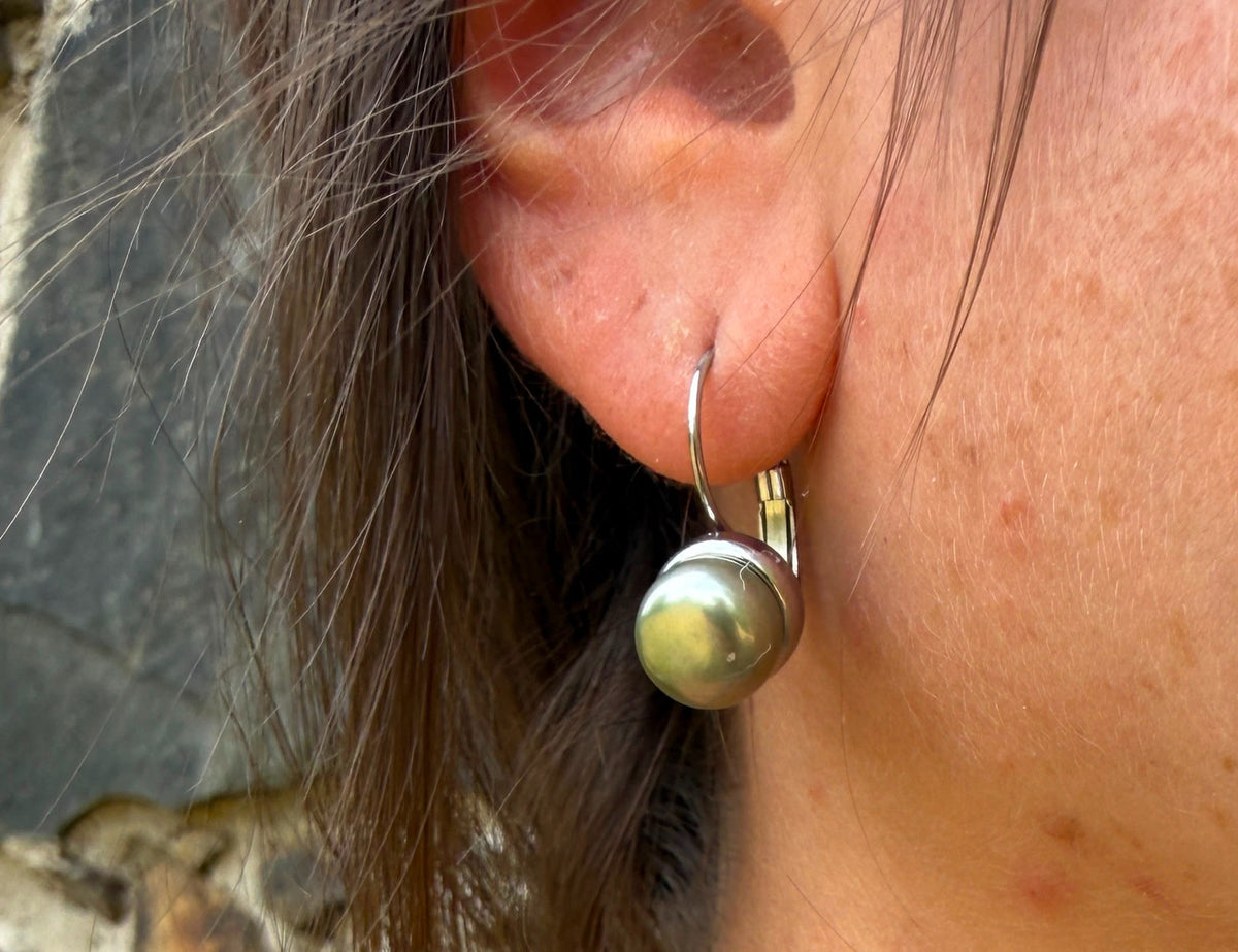 Náušnice s pravými zelenkavými jihomořskými perlami 8 mm – chirurgická ocel 316L